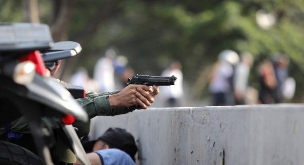Soldados venezuelanos abrem fogo contra manifestantes